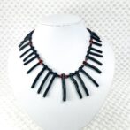 黒枝サンゴと赤細枝サンゴのチョーカーネック台正面画像