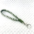 マクラメ編みキーホルダーグリーンと白持ち手を広げた状態