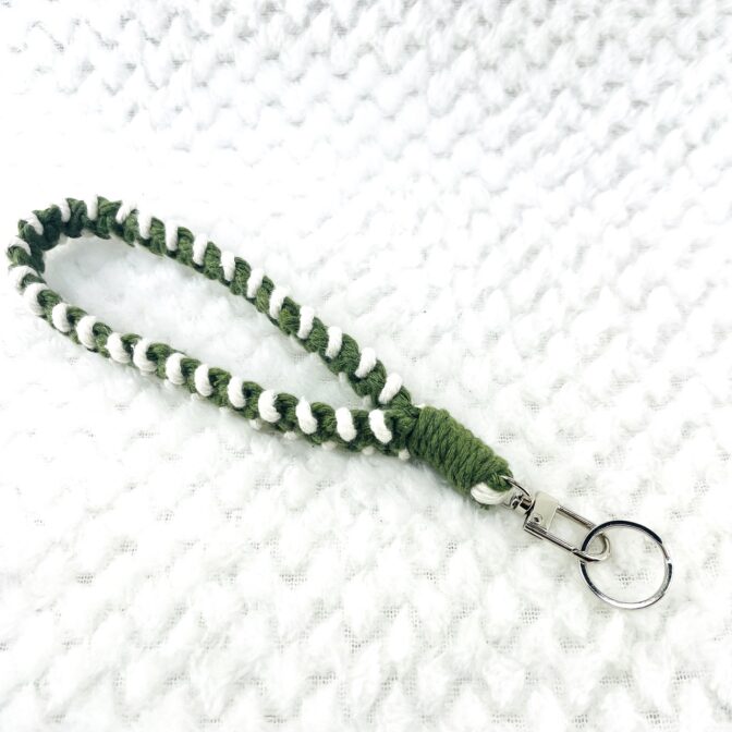 マクラメ編みキーホルダーグリーンと白持ち手を広げた状態