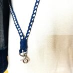 マクラメ編み携帯ショルダーベルトネイビーと白アップ