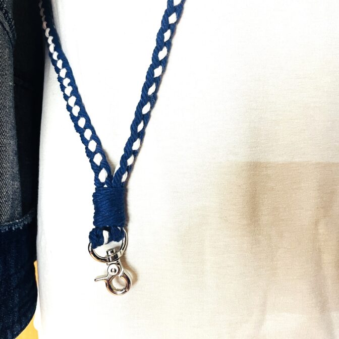 マクラメ編み携帯ショルダーベルトネイビーと白アップ