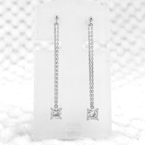 ホワイトゴールドピアスダイヤ入り