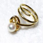 K18フリーサイズ淡水パールリングFPRs1斜め置き画像