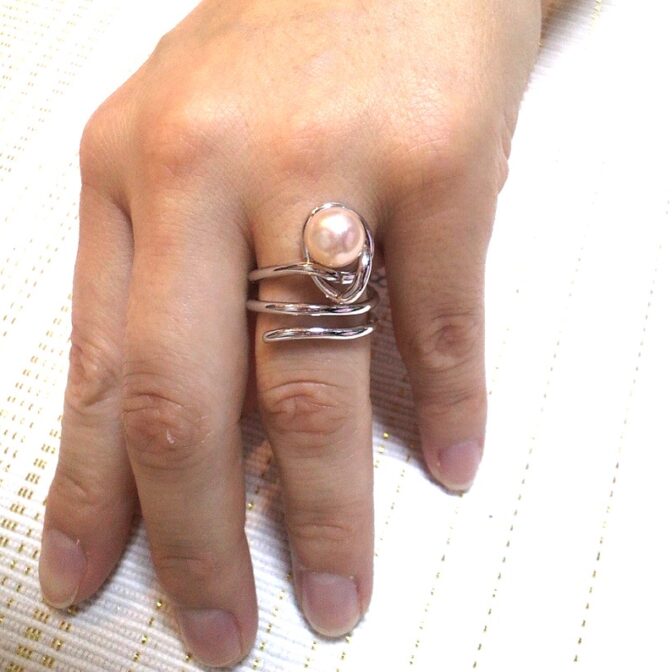 K18フリーサイズ淡水パールリングFPRs1手に装着