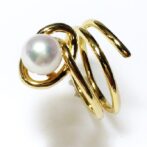 K18フリーサイズ淡水パールリングFPRs1立たせた状態左向き