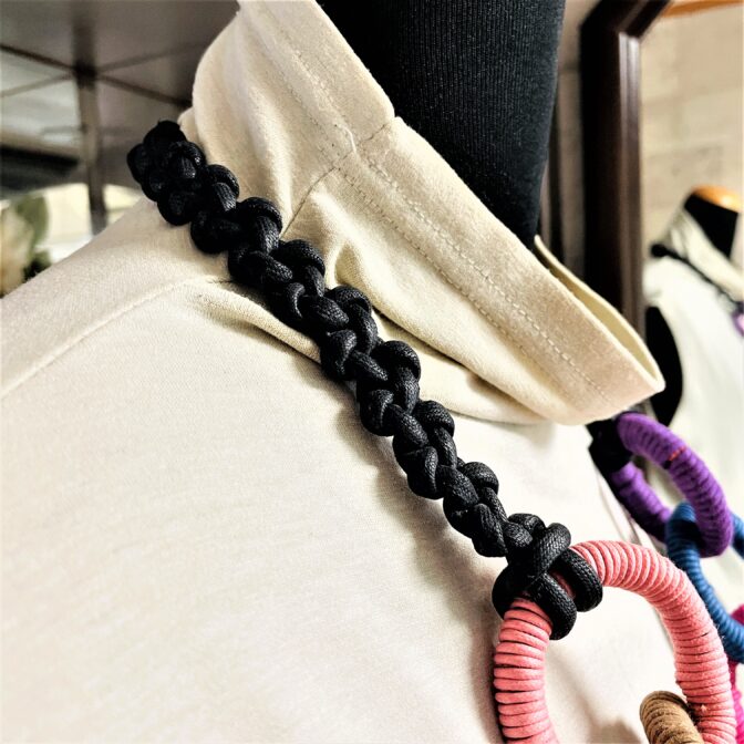 コットンロープでマグネット付きカラフルネックBマネキン装着横向き