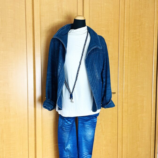 マクラメ編み携帯ショルダーベルトネイビーと白マネキンに装着遠目