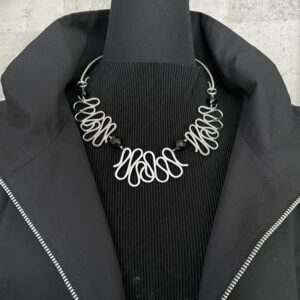 孔雀のようなシルバーチョーカー 1 | エツコナカムラ・アクセサリーブランド|舞ジュエリー シルバーチョーカー正面画像