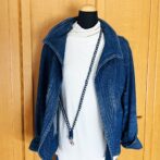 マクラメ編み携帯ショルダーベルトネイビーと白マネキンに装着