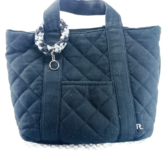 マクラメ編みグレー&黒キーホルダーバッグに装着