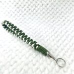 マクラメ編みキーホルダーグリーンと白縦長の画像