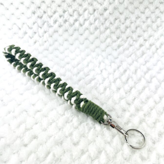 マクラメ編みキーホルダーグリーンと白縦長の画像