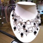 シルバーチェーンチョーカーネック台正面