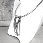 シルバーチョーカー3パーツセットの中央パーツ横写し