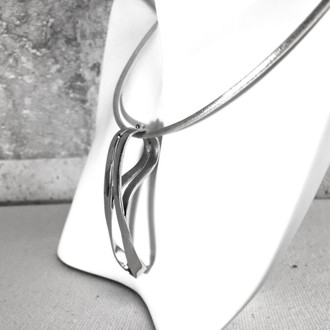 シルバーチョーカー3パーツセットの中央パーツ横写し