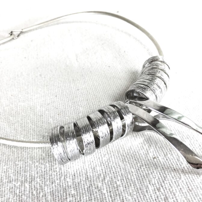 シルバーチョーカー3パーツセット寝かせた画像