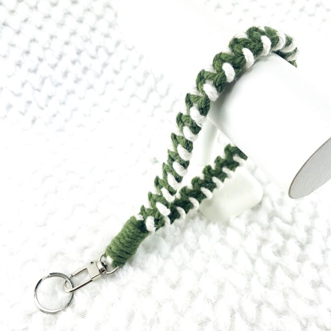 マクラメ編みキーホルダーグリーンと白