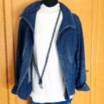 マクラメ編み携帯ショルダーベルトネイビーと白マネキンに装着アップ