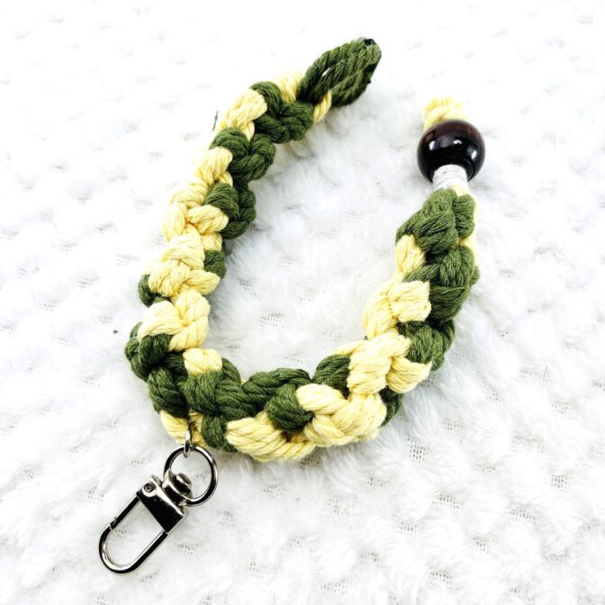 マクラメ編みキーホルダー止めを外した状態