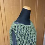 マクラメ編みロングベストダークグリーン首元アップ