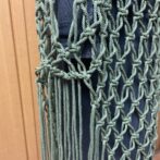 マクラメ編みロングベストダークグリーン横始末