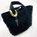 マクラメ編みキーホルダーバッグに取り付けた状態