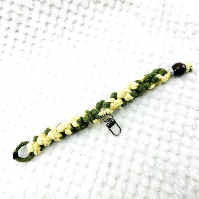 マクラメ編みキーホルダーまっすぐに伸ばした状態