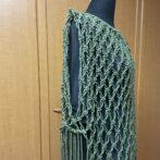 マクラメ編みロングベストダークグリーン脇のアップ