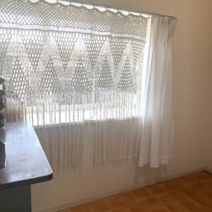 [マクラメ編み]出窓用タペストリー下げた状態