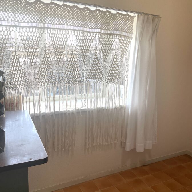 [マクラメ編み]出窓用タペストリー下げた状態