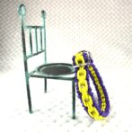 パラコード編み犬首輪 椅子にたてかけ