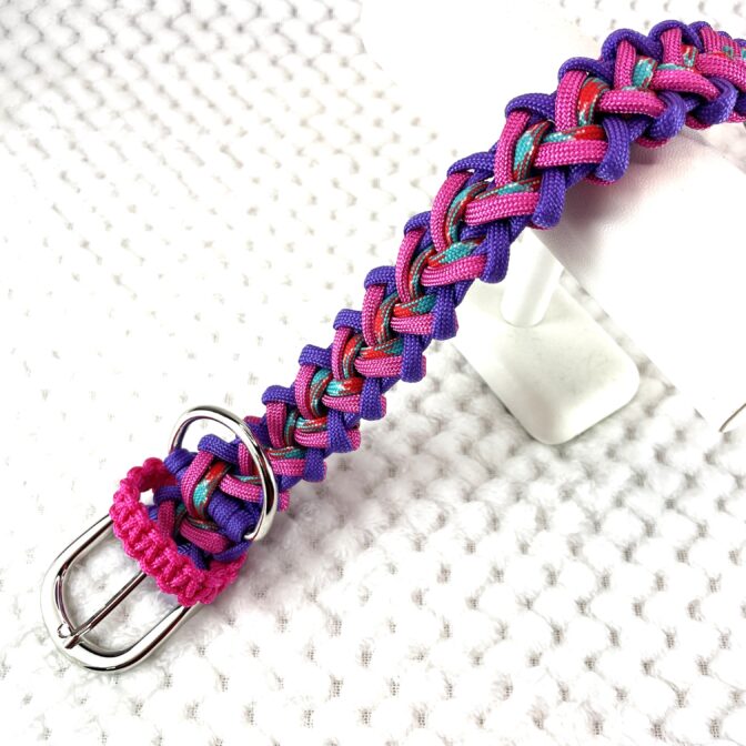 [パラコード編み犬首輪 ]#266バレリア編犬首輪立てかけた状態