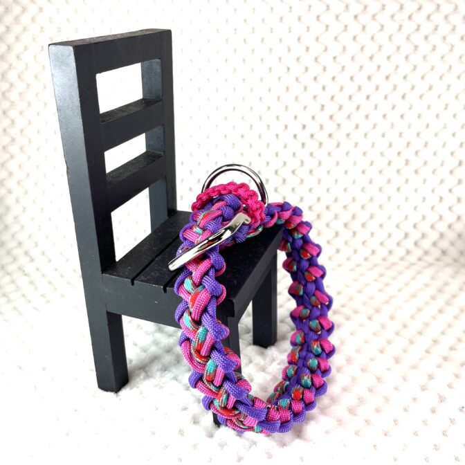 [パラコード編み犬首輪 ]#266バレリア編犬首輪寄りかからせた状態