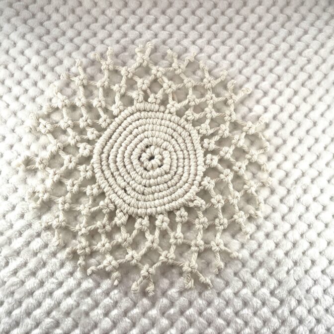 マクラメ編みテーブルセンター生成り色