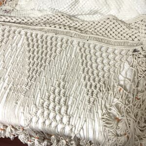 制作中のマクラメ編みタペストリー