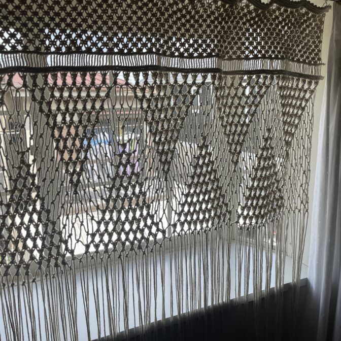 [マクラメ編み]出窓用タペストリー