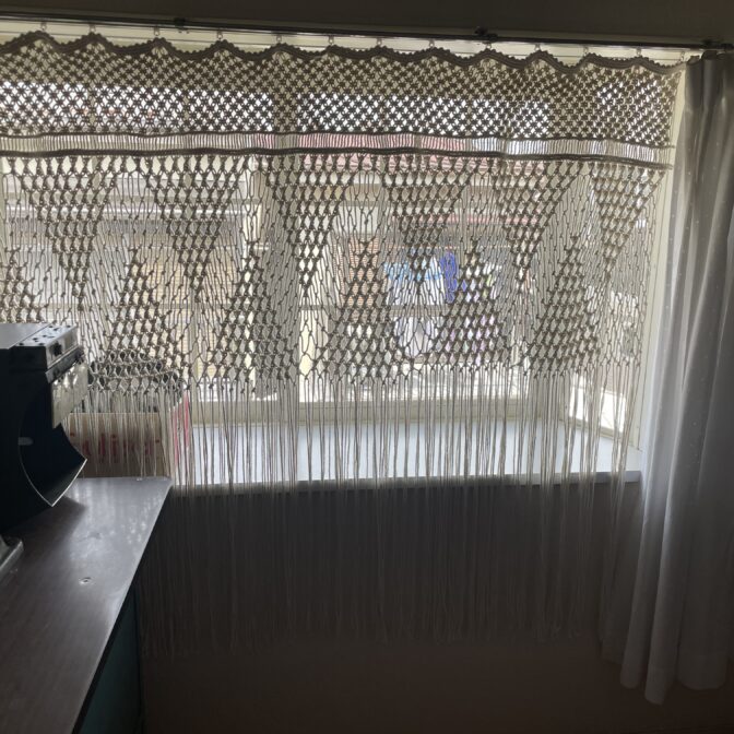 [マクラメ編み]出窓用タペストリー正面