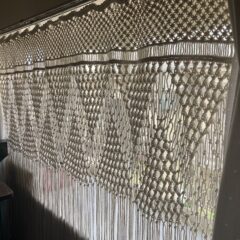 [マクラメ編み]出窓用タペストリーやっと完成