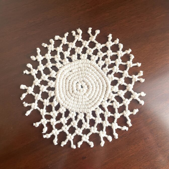 マクラメ編みテーブルセンター生成り色