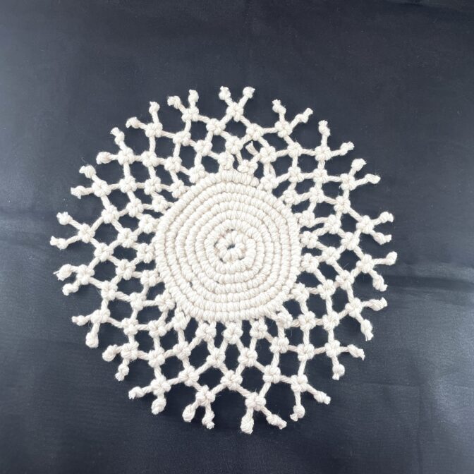 マクラメ編みテーブルセンター生成り色