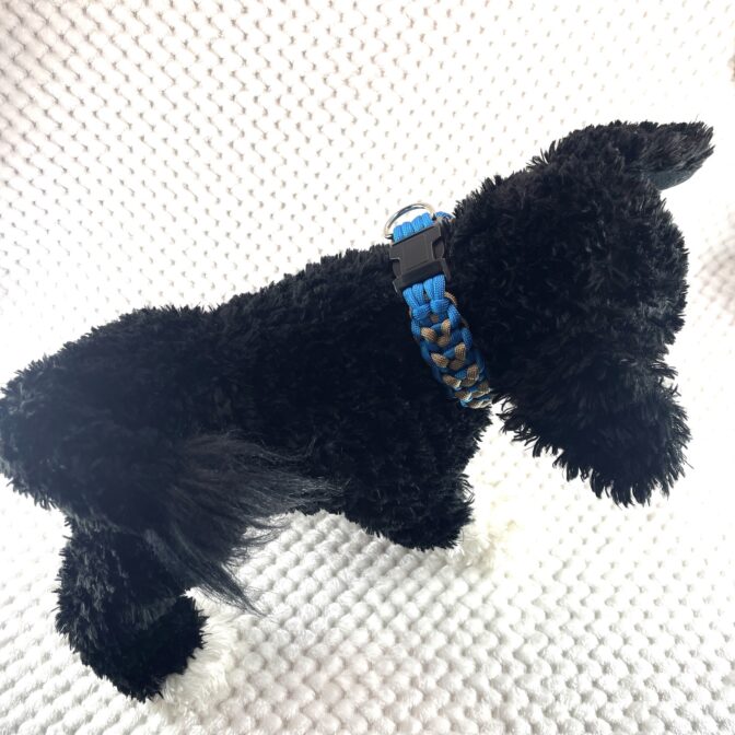 パラコード編み犬首輪犬に装着状態全体
