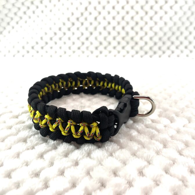 パラコード犬首輪寝かせた状態