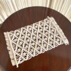 マクラメ編み生成り色テーブルセンターテーブルにセット