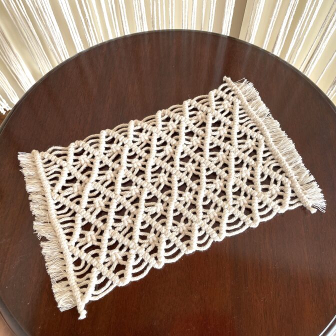 マクラメ編み生成り色テーブルセンターテーブルにセット