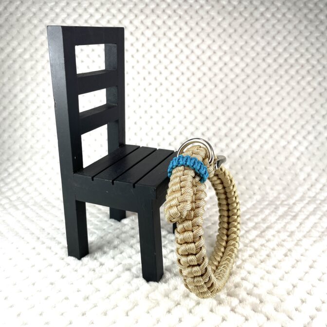 [公式]#275パラコード編み犬首輪中型犬用ゴールド色首輪椅子に立てかけた状態