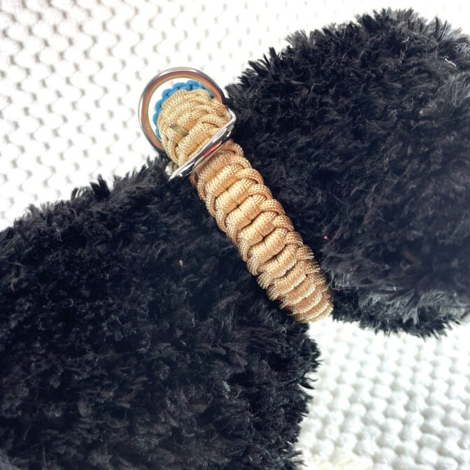 [公式]#275パラコード編み犬首輪中型犬用ゴールド色首輪犬に装着アップ