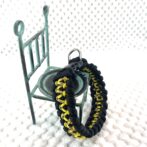 パラコード犬首輪椅子に立てかけた状態