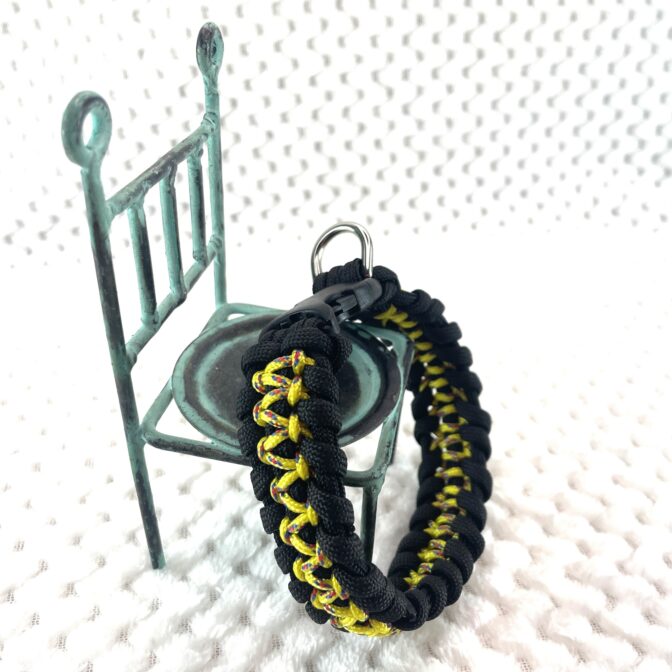 パラコード犬首輪椅子に立てかけた状態