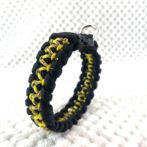 パラコード犬首輪立てかけた状態