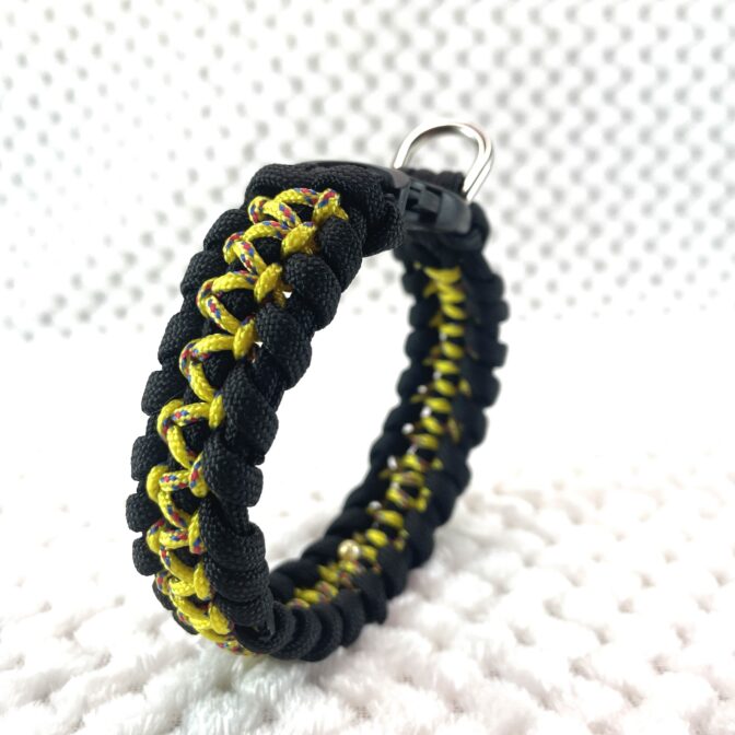 パラコード犬首輪立てかけた状態